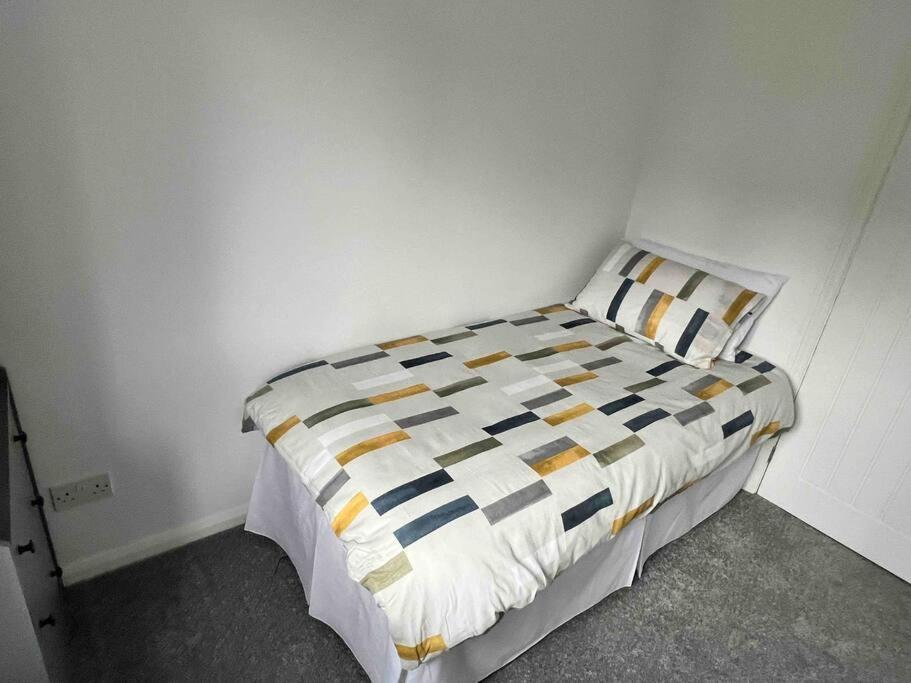Very Comfy 3 Bed Town House Ashton-under-Lyne Exterior photo