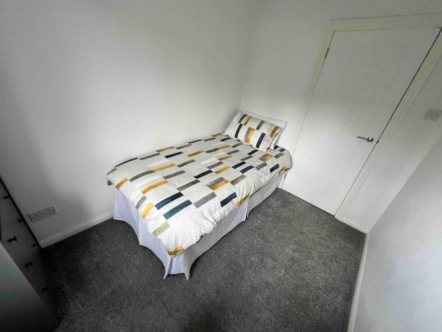Very Comfy 3 Bed Town House Ashton-under-Lyne Exterior photo